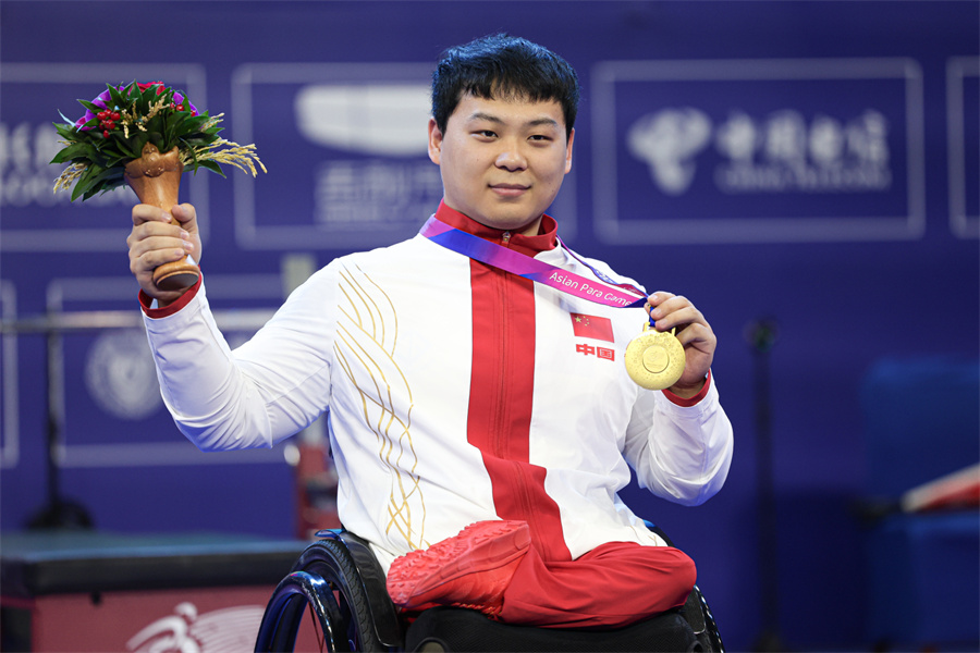 中国举重运动员刷新世界纪录，喜获殊荣