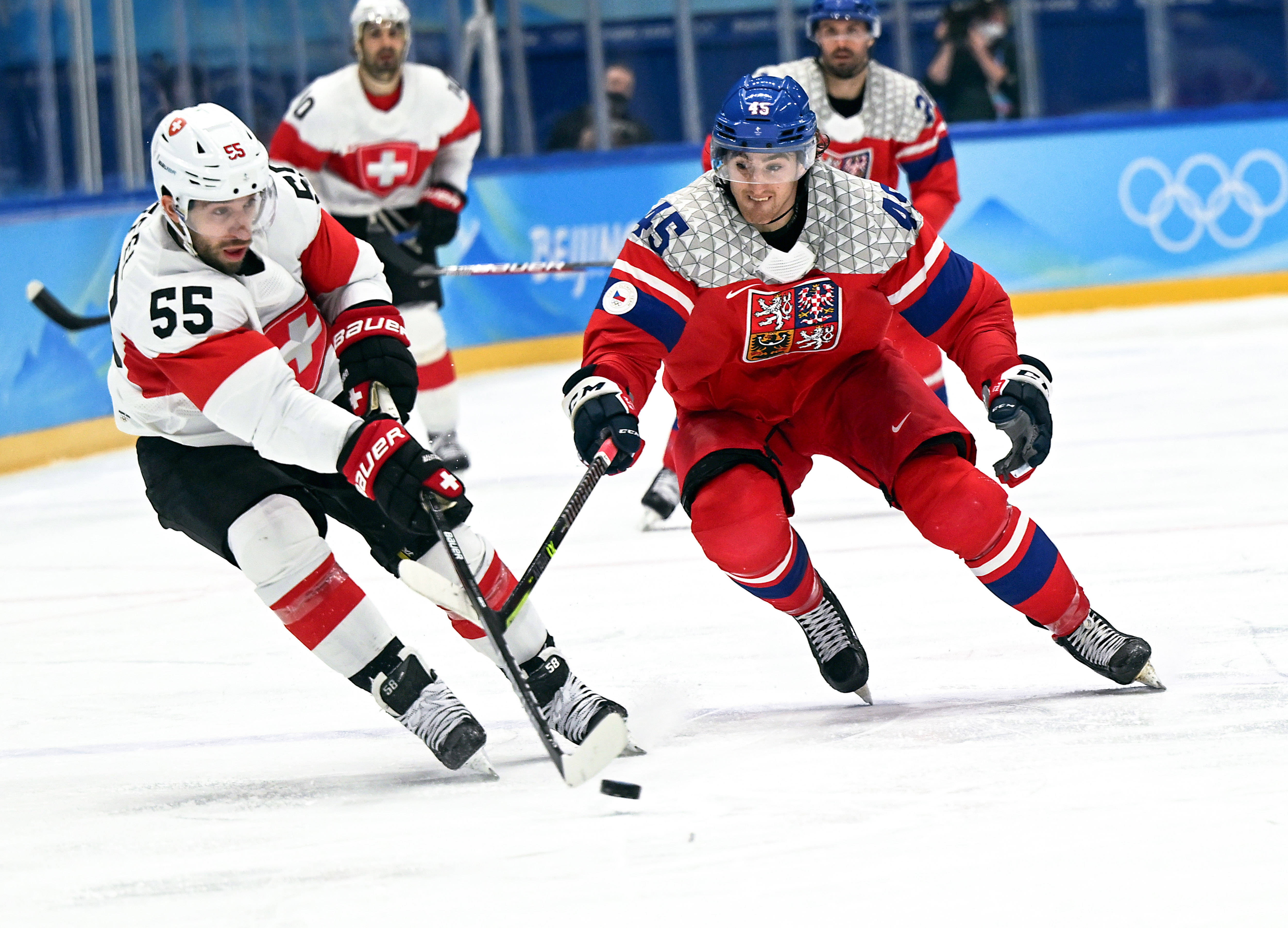 法国冰球队在激烈角逐中取得胜利