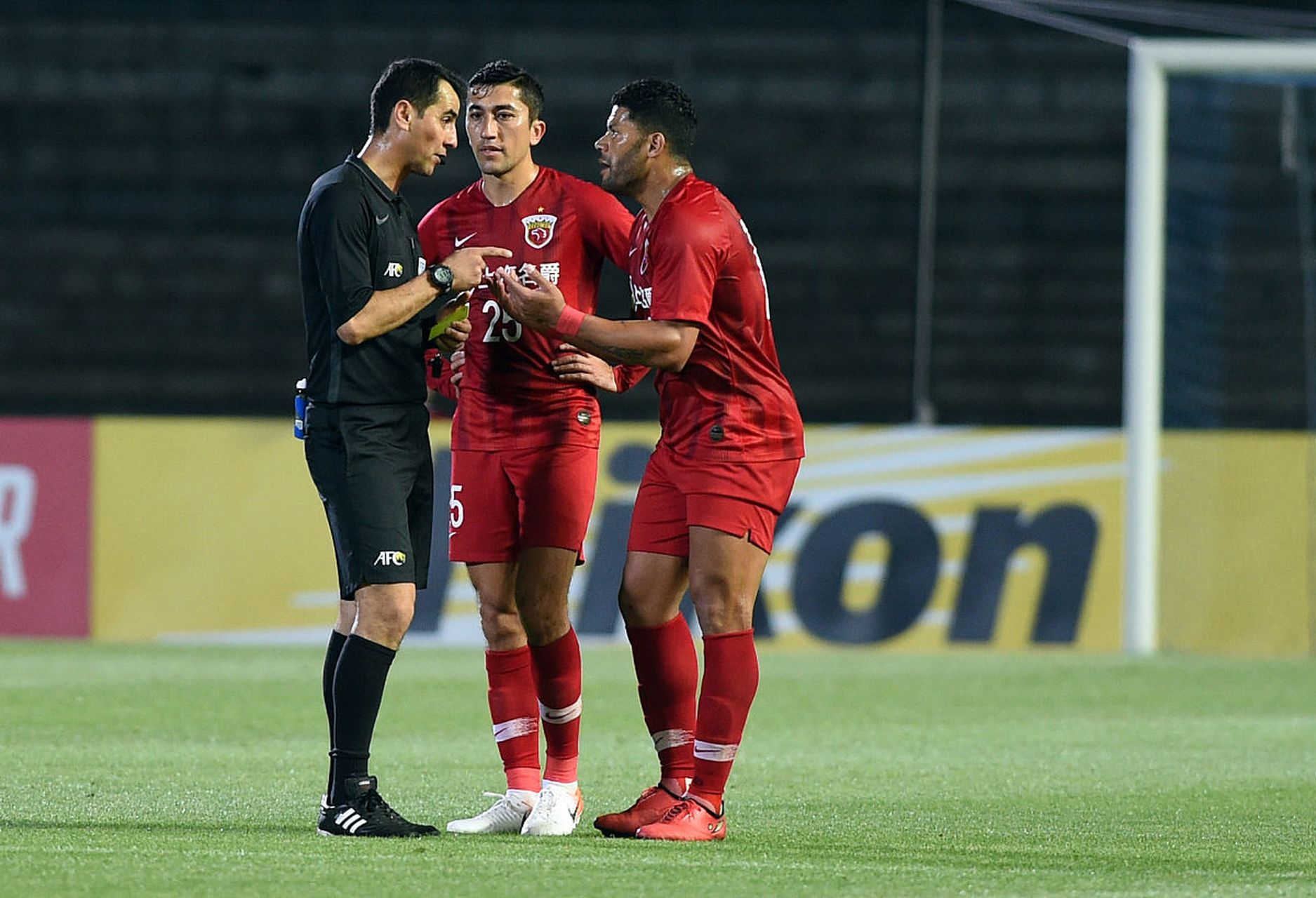 一场比赛中角逐激烈情绪高涨