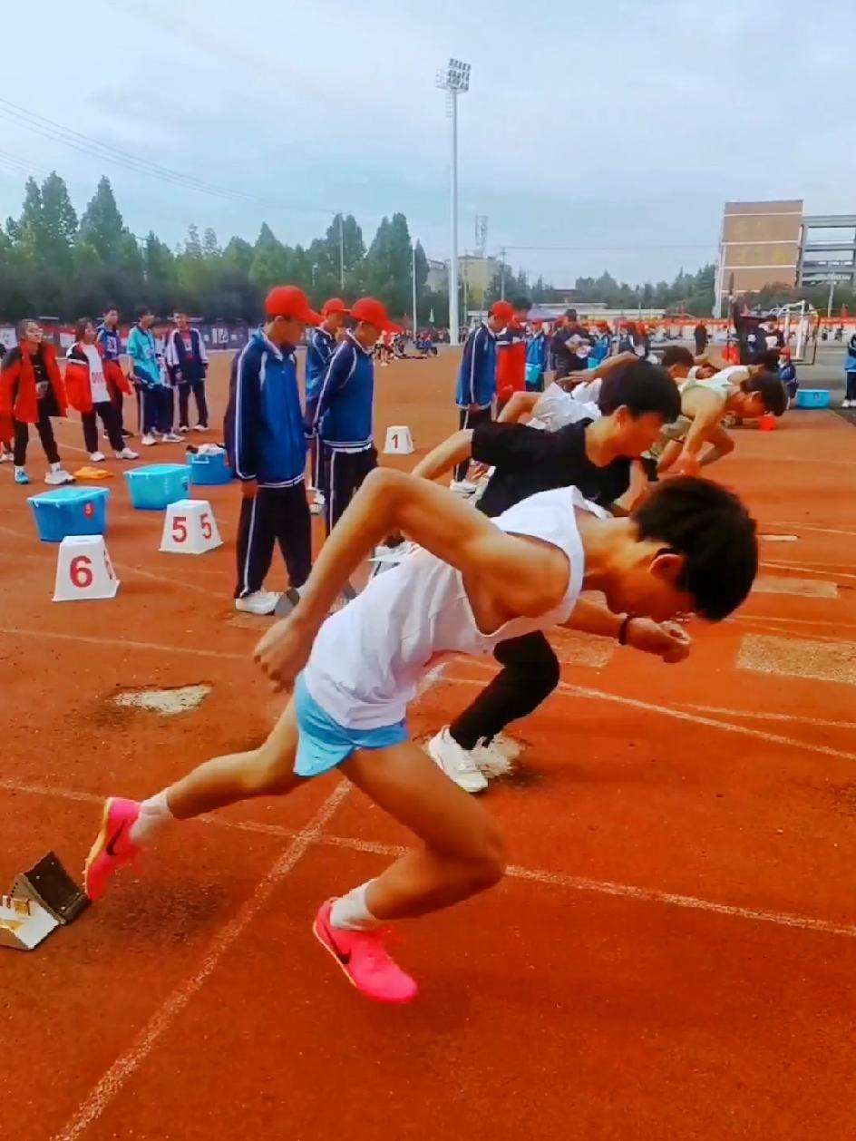 比赛节奏逐渐加快,双方争分夺秒 比赛节奏逐渐加快,双方争分夺秒