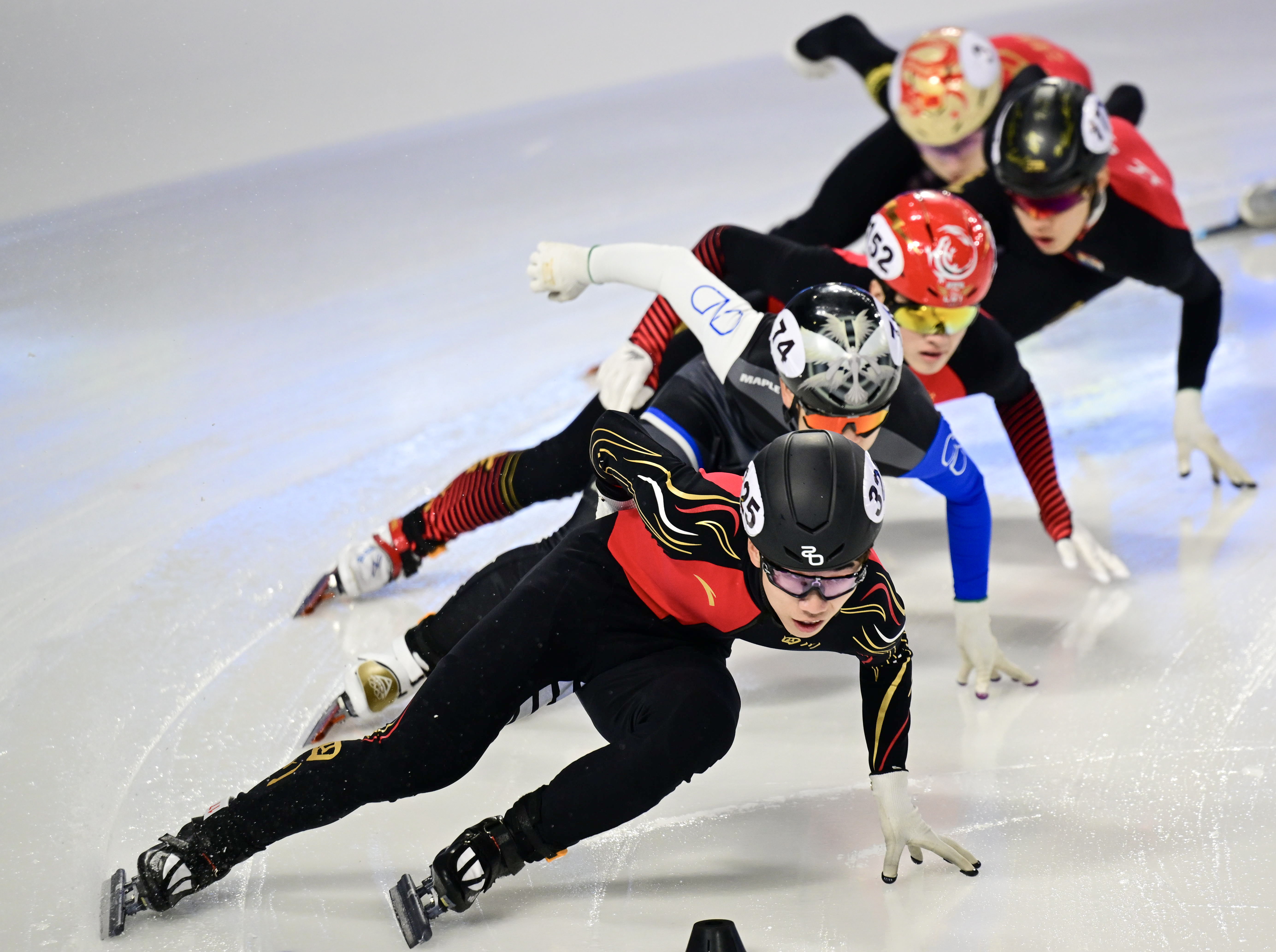 激动人心的竞技场:冠军奋力拼搏,晋级下一轮 激动人心的竞技场:冠军奋力拼搏,晋级下一轮